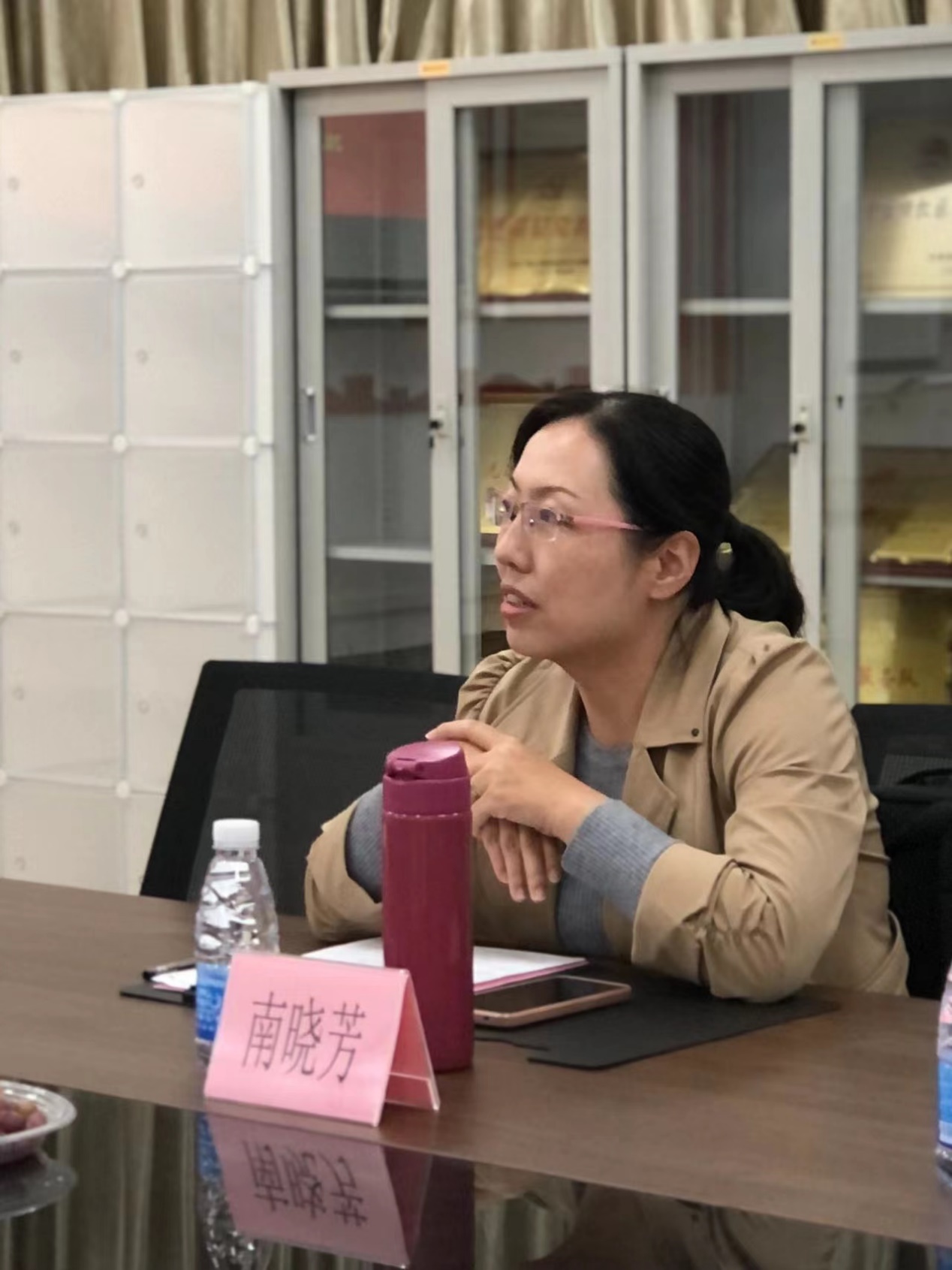 女人坐在桌子边描述已自动生成
