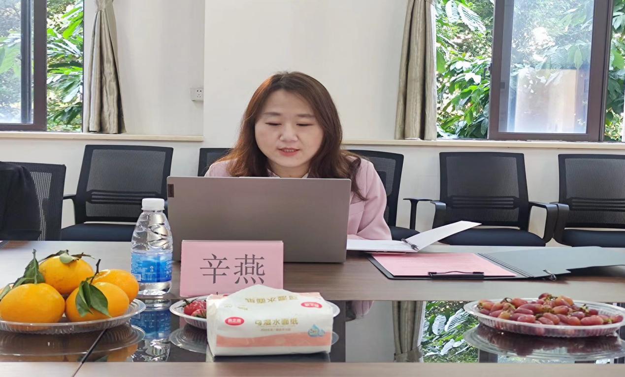 戴眼镜的女人在桌子前中度可信度描述已自动生成
