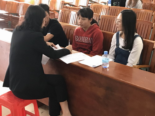 企业与学生进行面试.JPG