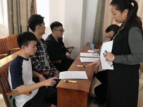 企业与学生进行面试2.JPG