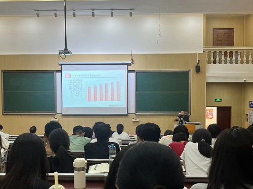 图为于立新教授演讲.jpg 图为于立新教授演讲.jpg